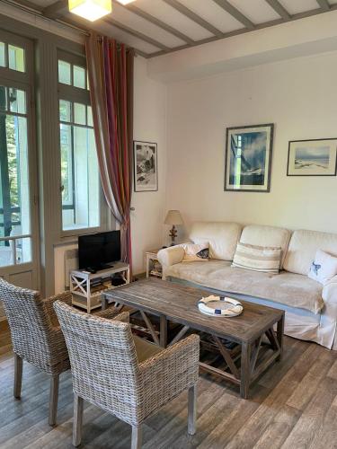 un salon avec un canapé et une table dans l'établissement Duplex Les Oyats, à Le Touquet-Paris-Plage