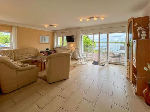 Posezení v ubytování Idyllische Wohnung Seemannsruh mit Müritzblick, Glasfaser Internet und viel Ruhe