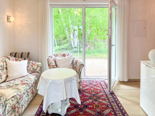 sala de estar con sofá y mesa en Ferienhaus Seemannsruh Gemütliche Wohnung für Ihren Kurzaufenthalt an der Müritz, en Marienfelde