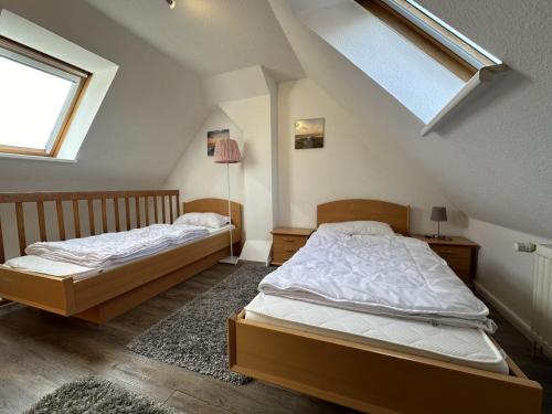 two beds in a bedroom with a roof at Kapitänshaus W16 E in Laboe