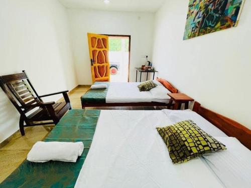 Un pat sau paturi într-o cameră la Jaffna Palmyrah Hotel