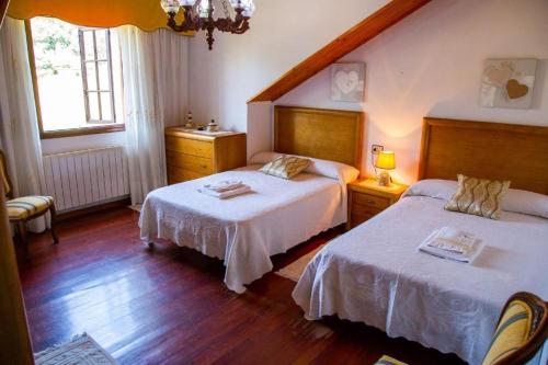 - une chambre avec 2 lits et une fenêtre dans l'établissement Casa De Cacheiro, à Silleda