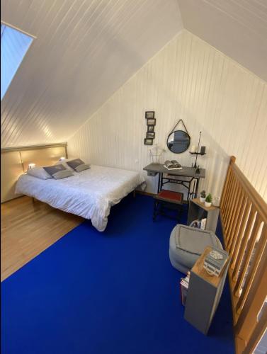 une chambre avec un grand lit et un bureau dans l'établissement La maison des vacances chez Geneviève & Norbert 6 à 8 personnes, à Les Sables-dʼOlonne