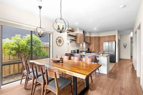 Η κουζίνα ή μικρή κουζίνα στο Seaside Retreat - Steps from Surf and Cafes