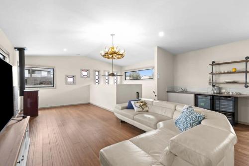 Χώρος καθιστικού στο Seaside Retreat - Steps from Surf and Cafes