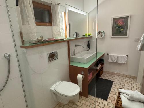 Ένα μπάνιο στο Ferienwohnung Wildrose