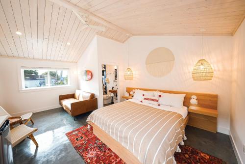 um quarto com uma cama, um sofá e uma cadeira em Fish Board Studio includes King Bed with Kitchenette and Futon em Stinson Beach