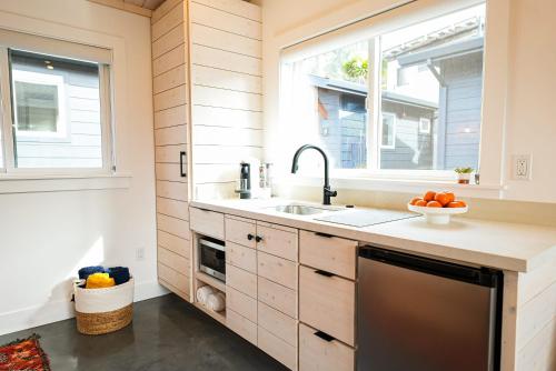 eine Küche mit einem Waschbecken und einem Fenster in der Unterkunft Fish Board Studio includes King Bed with Kitchenette and Futon in Stinson Beach