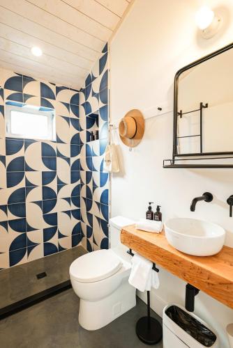 uma casa de banho com um WC e um lavatório em Fish Board Studio includes King Bed with Kitchenette and Futon em Stinson Beach