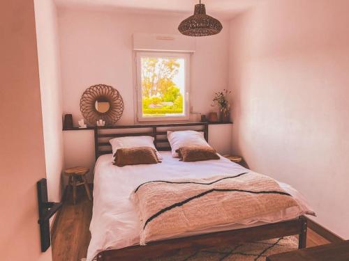 une chambre avec un grand lit et une fenêtre dans l'établissement Maison familiale proche de la mer, à Saint-Palais-sur-Mer