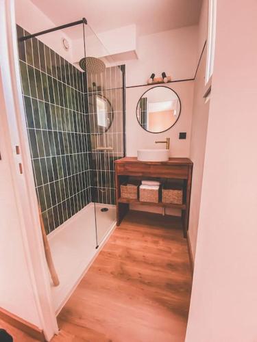une salle de bain avec un lavabo et un miroir dans l'établissement Maison familiale proche de la mer, à Saint-Palais-sur-Mer