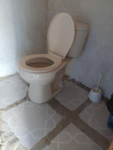 La salle de bains est pourvue de toilettes. dans l'établissement Alojamiento Eco Tours Kaigee, à Mayapo