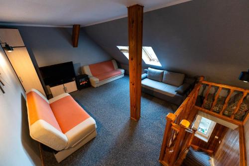 an overhead view of a living room with a couch at Domek nad jeziorem Dobskim - Fuleda 5 in Fuleda