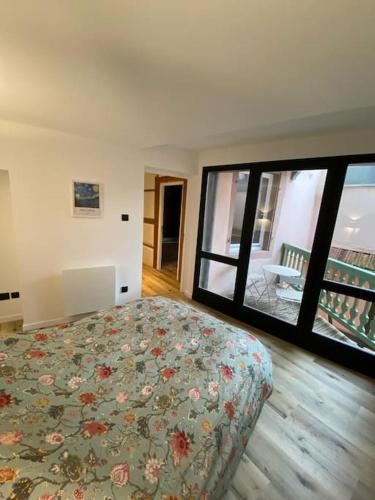 Cet appartement comprend une chambre dotée d'un lit et d'un balcon. dans l'établissement New 5min to Little Venice, à Colmar