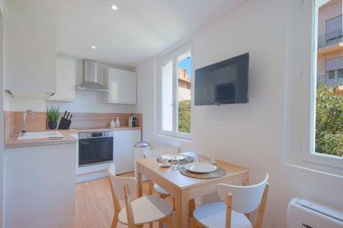 Photo de la galerie de l'établissement 400m du port, beau T2 entièrement rénové, à Toulon