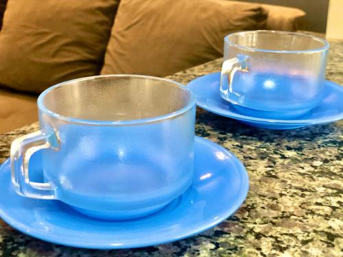 インペラトリズにあるApartamento Imp 1 - Bosque 1の青いカップ2杯とテーブルの上のソーサー