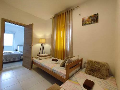 ein kleines Schlafzimmer mit einem Bett und einem Spiegel in der Unterkunft Apartments Željka-Dobrota in Kotor
