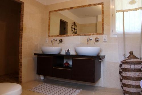 ein Badezimmer mit 2 Waschbecken und einem Spiegel in der Unterkunft Résidence Peylon in Flayosc