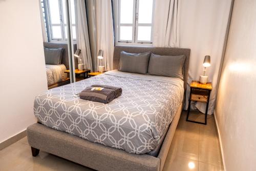 מיטה או מיטות בחדר ב-Expansive Paradise with Private Jacuzzi and Tropical Patio