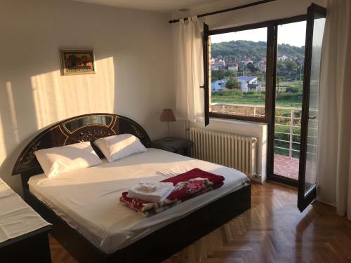 Postel nebo postele na pokoji v ubytování Beautiful large villa Vrčin
