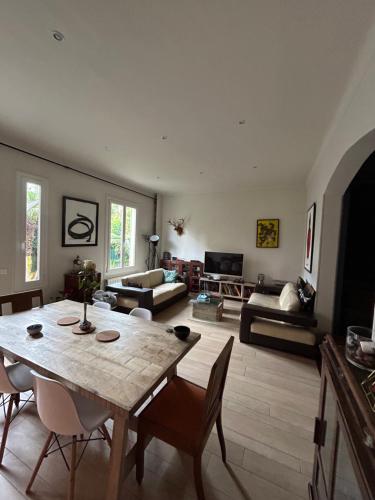 un grand salon avec une table et des chaises dans l'établissement Villa Nice, à Nice