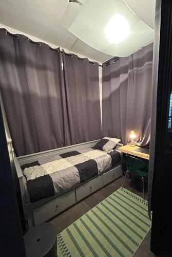 une chambre avec un lit dans une tente avec un bureau dans l'établissement Villa Nice, à Nice