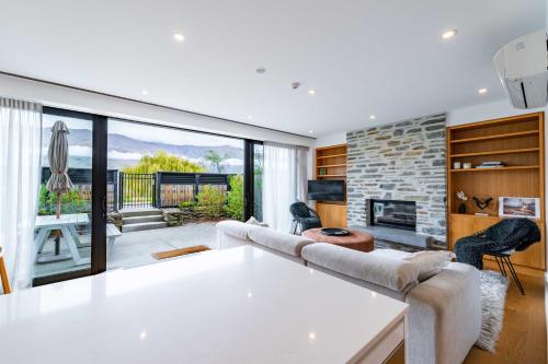 Χώρος καθιστικού στο Central Wanaka Lakeside Condo