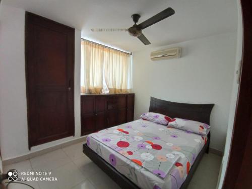 GairaにあるApartamento Edificio Maracaiboの花が飾られたベッドのある寝室