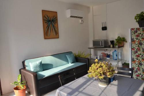 a living room with a couch and a table at Mini depa Cocoloft- a solo 1 cuadra de la playa in Chachalacas