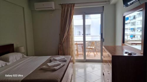 เตียงในห้องที่ Lungo Mare Suite