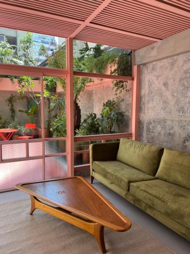 Xolo في مدينة ميكسيكو: غرفة معيشة مع أريكة وطاولة قهوة