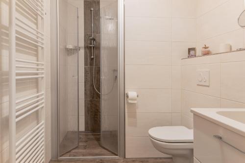 La salle de bains est pourvue d'une douche, de toilettes et d'un lavabo. dans l'établissement 50032..., à Carolinensiel