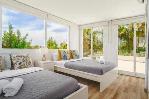 Duas camas num quarto com janelas em Villa in PUERTO BANUS em Marbella
