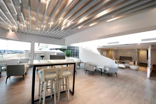 a dining room with a table and chairs at Hilton Colon Guayaquil Hotel in Guayaquil