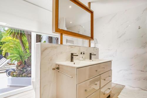 uma casa de banho com um lavatório e um espelho em Villa in PUERTO BANUS em Marbella