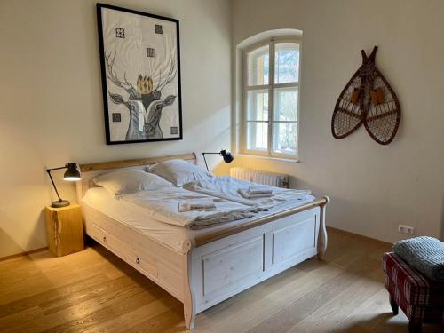 - une chambre avec un lit dans une pièce dotée d'une fenêtre dans l'établissement ciao-aschau Haus zur Burg Ap204 Hupferl1, à Aschau
