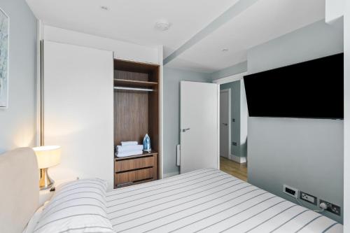 Televisi dan/atau pusat hiburan di Luxurious One Bedroom Apartment in Bond Street