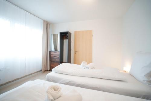 um quarto com 2 camas e uma janela em Haus Gmür Amden Obergeschoss em Amden