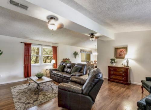 ein Wohnzimmer mit Couch und Tisch in der Unterkunft The Hideaway at Hills Haven in Wimberley