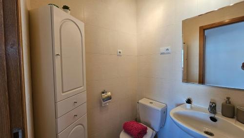 ein Badezimmer mit Waschbecken, Toilette und Spiegel in der Unterkunft Tranquil sunny apartment las Terrazas de la Torre Golf Resort Spain in Murcia
