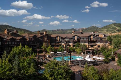 Waldorf Astoria Park City veya yakınında bir havuz manzarası