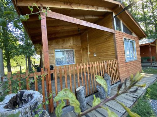 una cabaña de madera con una valla delante en Cabañas EcoSur - Chile, en Curacautín
