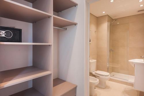 a bathroom with a toilet and a shower at Disfrutá Pilar Extraordinario Depto powered by Argenhost P28 in Manuel Alberti
