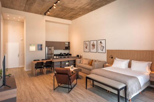 a hotel room with a bed and a kitchen at Disfrutá Pilar Extraordinario Depto powered by Argenhost P28 in Manuel Alberti