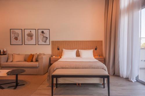 a hotel room with a bed and a couch at Disfrutá Pilar Extraordinario Depto powered by Argenhost P28 in Manuel Alberti