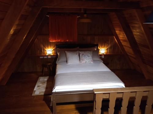 uma cama no sótão de uma casa em Chalé Bienen Garten em Pomerode