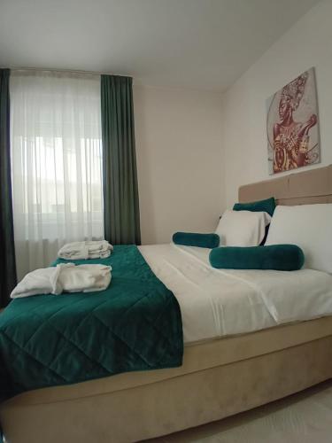 um quarto com 2 camas com lençóis verdes e brancos em Wing Nina2 em Jagodina