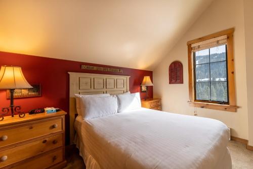 Un dormitorio con una gran cama blanca y una ventana en Dakota Lodge #8524 by Summit County Mountain Retreats, en Keystone