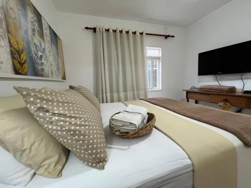 Een bed of bedden in een kamer bij Suíte Girassol Cama & Café - Centro, Marechal Floriano-ES
