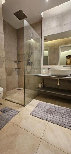 Un baño con ducha, lavabo y bañera. en Serenity - Breathtaking Views, en Nairobi